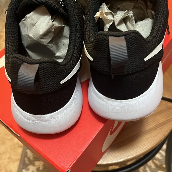 Brand new Nike Roshe One sneakers! - Picture 3 of 7